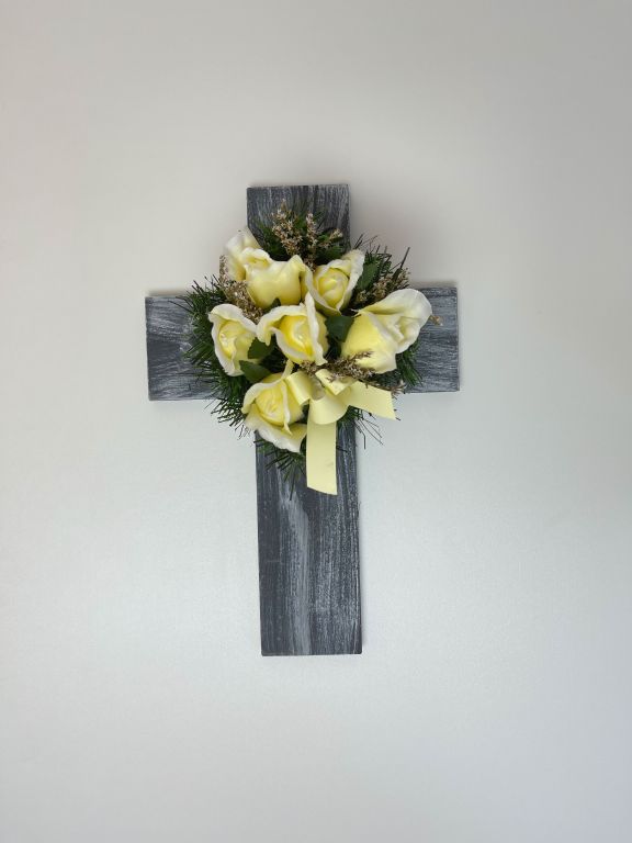Kříž s umělou květinou v béžové barvě